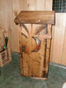 And last but not least, a miniature outhouse to complete the atmosphere